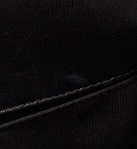 حقيبة شانيل بوي متوسطة الحجم بجلد مبطّن بغطاء قلاب مملوكة مسبقًا