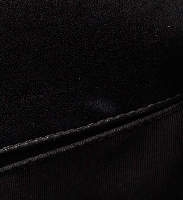 حقيبة شانيل بوي متوسطة الحجم بجلد مبطّن بغطاء قلاب مملوكة مسبقًا