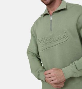 سويت شيرت بشعار منقوش بياقة عالية