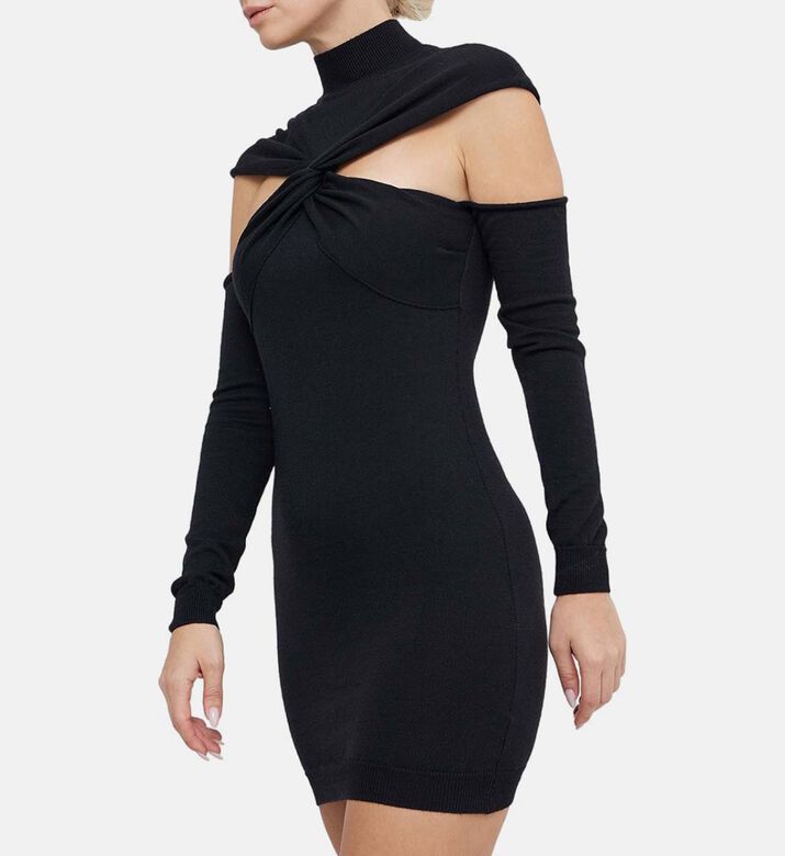 فستان من الصوف الملتوي