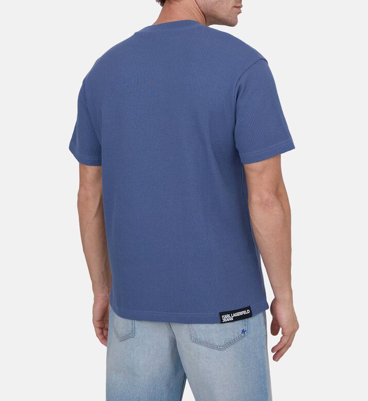 تيشيرت برقبة دائرية بنقشة وافل وشعار مطبوع