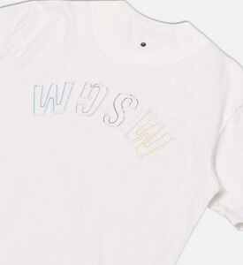 تيشيرت قصير الأكمام بطبعة شعار