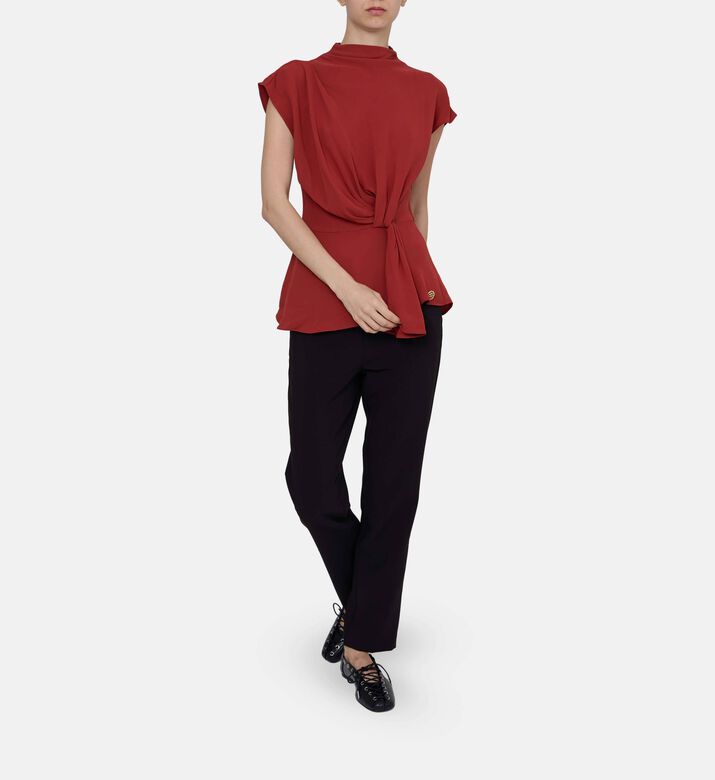 بلوزة بياقة عالية وتفصيل عقدة