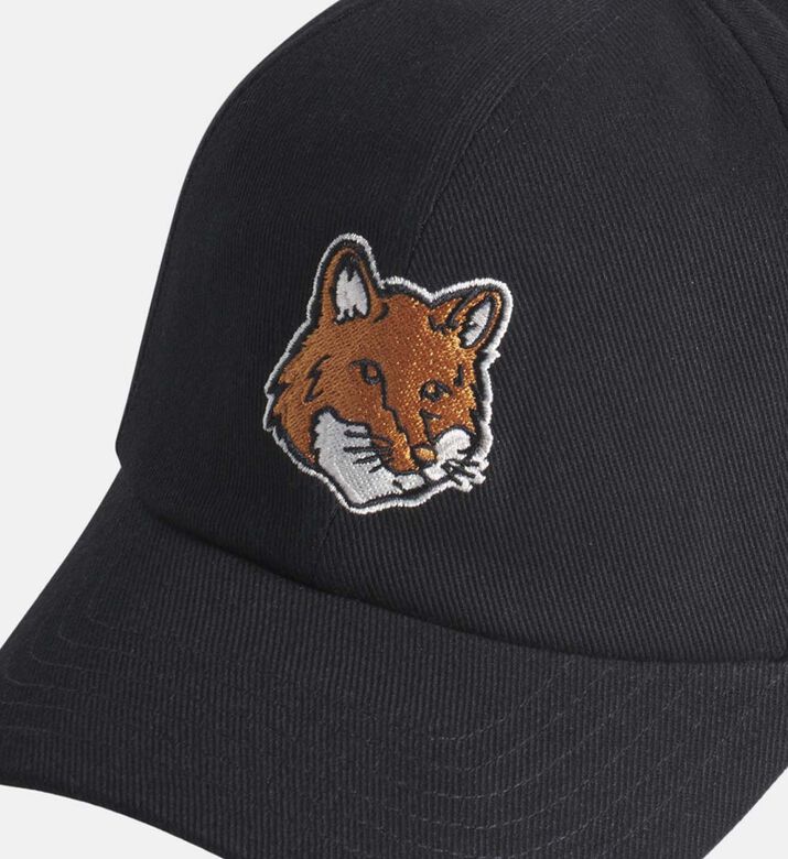 قبعة بخياطة ثعلب وحافة منحنية