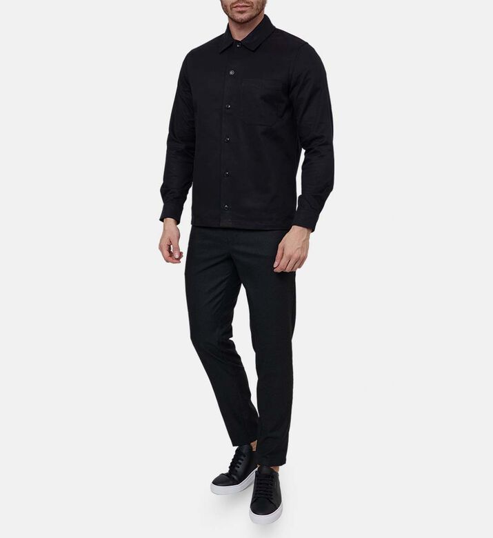 قميص بصف أزرار وجيب على الصدر