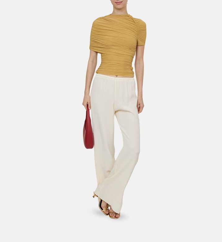 بلوزة بياقة غير متماثلة مزينة بطيات