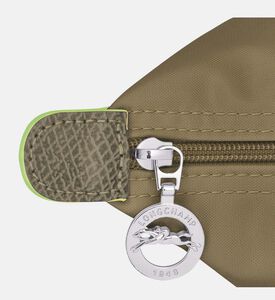 حقيبة يد كبيرة مطرزة بشعار العلامة