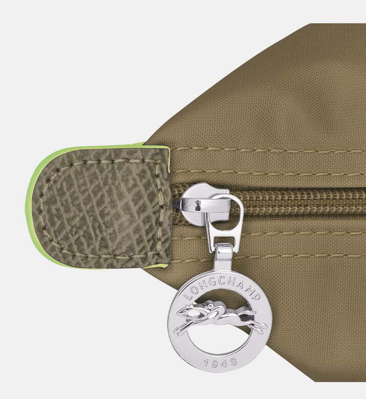 حقيبة يد كبيرة مطرزة بشعار العلامة