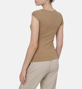 تيشيرت غير متماثل بتفاصيل أزرار ذهبية