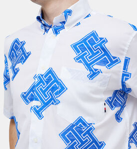 قميص بطبعة أحرف العلامة بأزرار أمامية