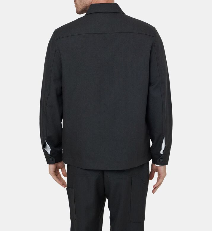 جاكيت بأربعة أزرار بجيب بغطاء قلاب