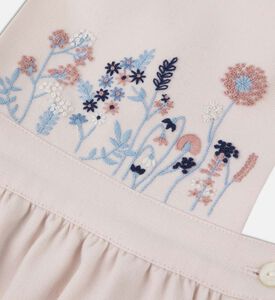 فستان مطرز بأشرطة متقاطعة