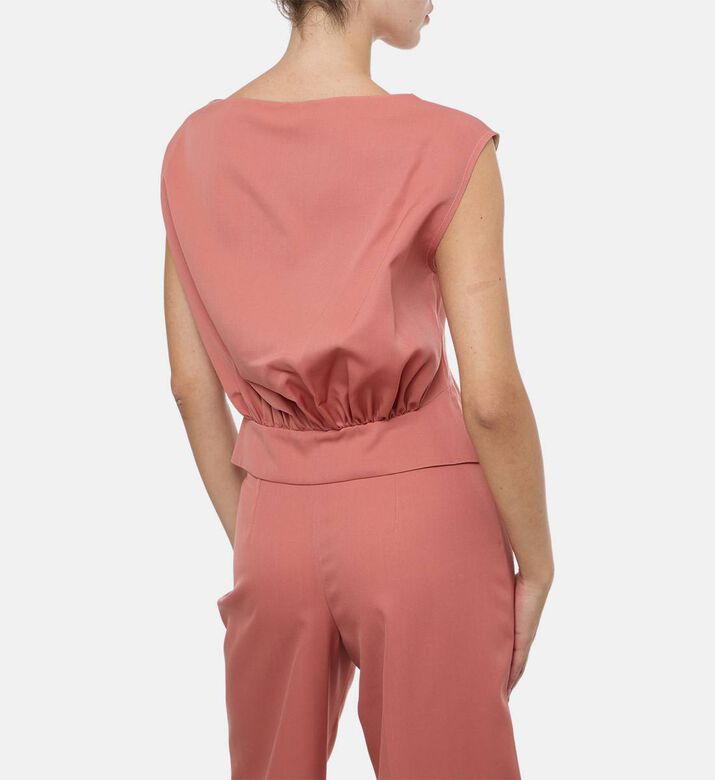 بلوزة بدون أكمام بقصة عادية