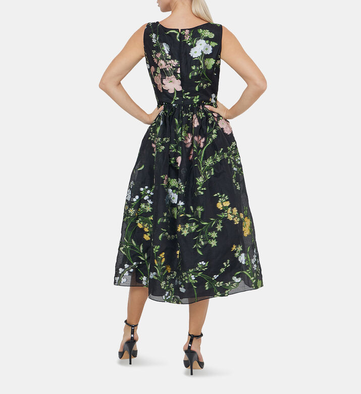 فستان مطرز بدون أكمام