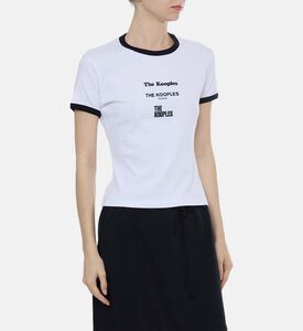 تيشيرت قصير الأكمام بحواف متباينة اللون بطبعة شعار