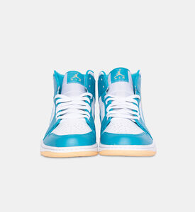 حذاء اير جوردان 1 متوسط بلون أزرق فاتح