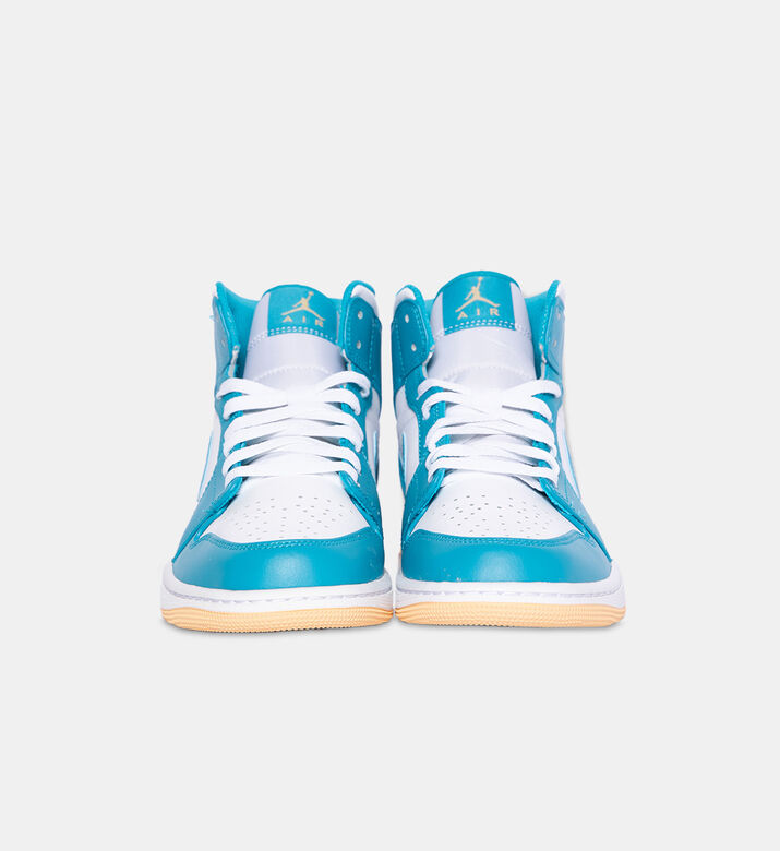 حذاء اير جوردان 1 متوسط بلون أزرق فاتح