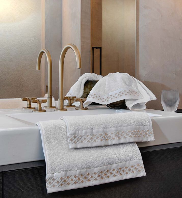 منشفة مطرزة من ليري