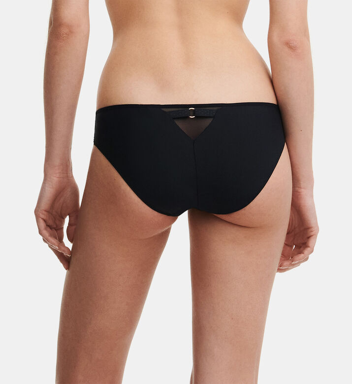 سروال داخلي مطرز بالزهور