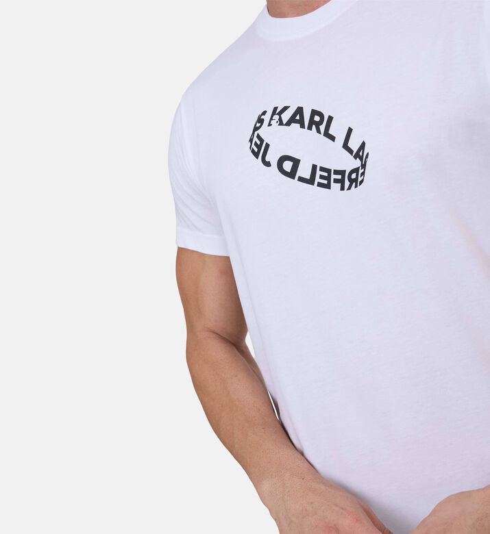 تيشيرت قصير الأكمام بياقة دائرية وقصة عادية وشعار صدر فني