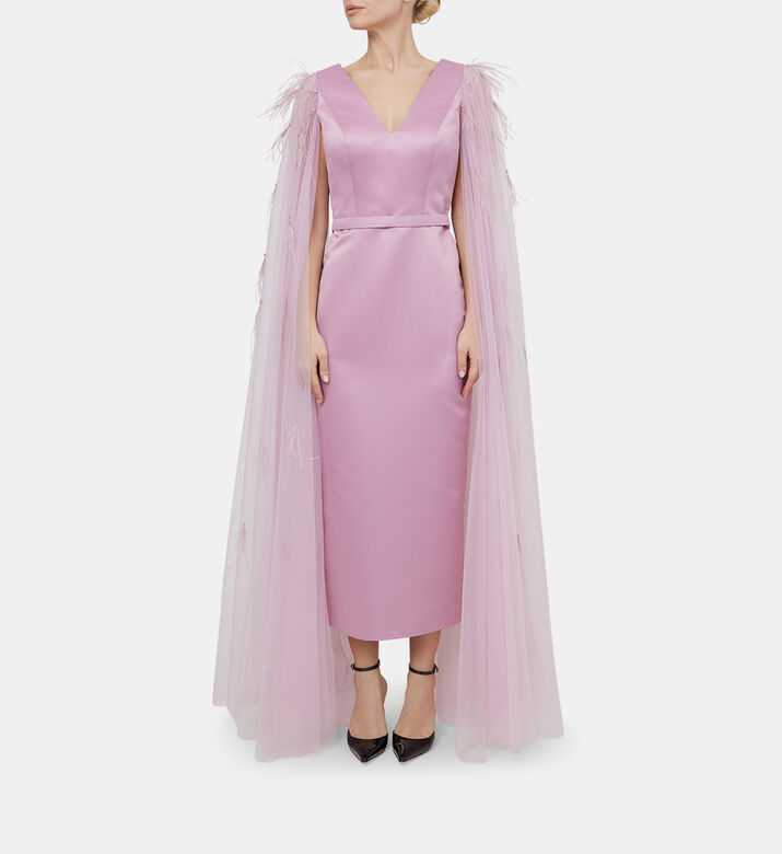 فستان بكاب من التول وتصميم من الريش مدبب