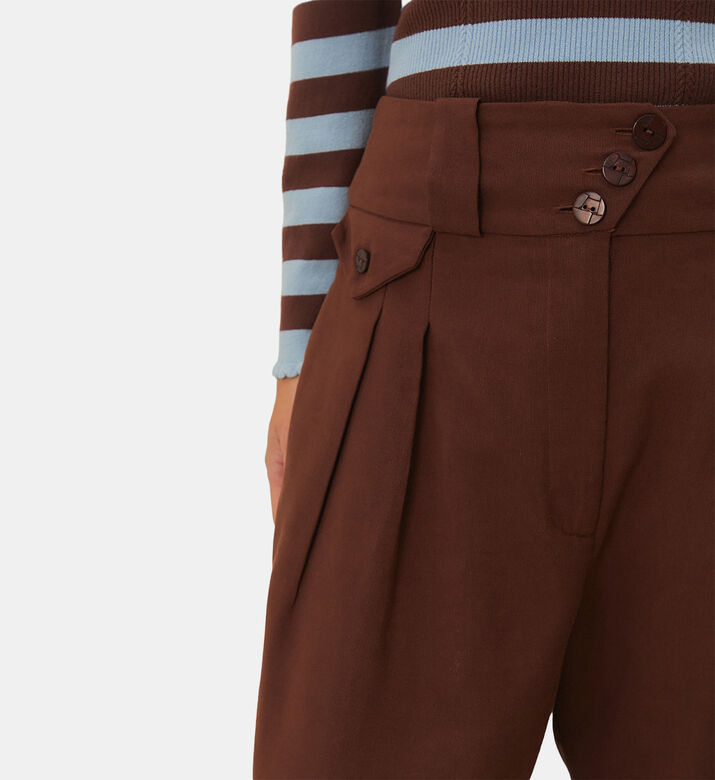 بنطال بني عالي الخصر بأكمام بأزرار