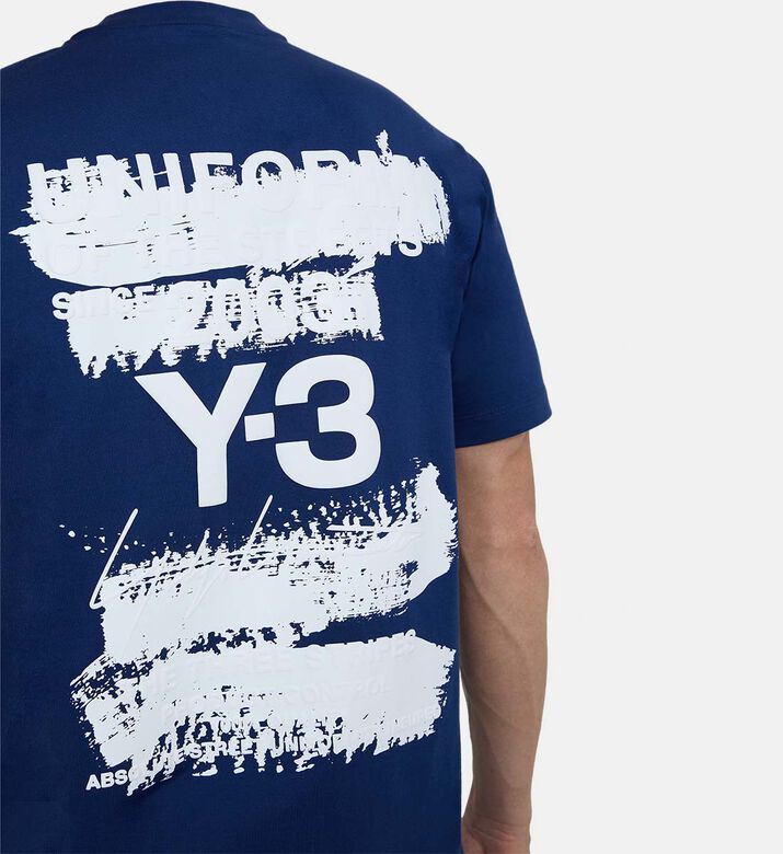 تيشيرت بأكمام قصيرة بطبعة غرافيكية