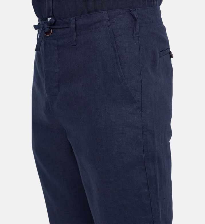 بنطال غير رسمي بقصة ضيقة