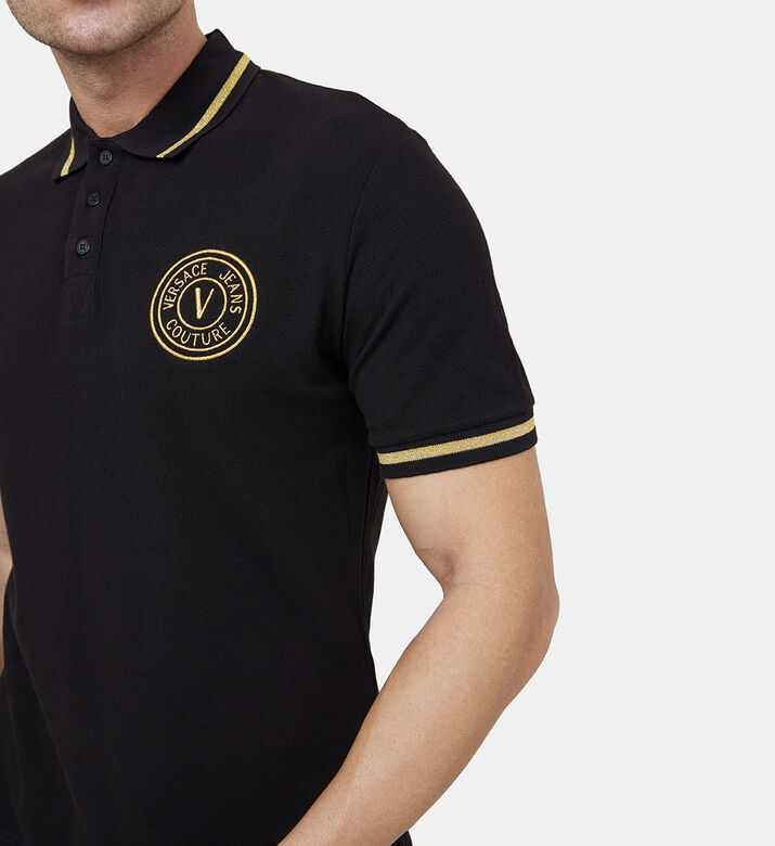 قميص بولو بتطريز ذهبي