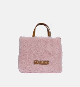 حقيبة مغطاة بفرو بمقبض علوي