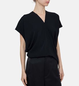 بلوزة واسعة بأكمام قصيرة وياقة في