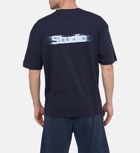 تيشيرت بطبعة شعار غير واضح