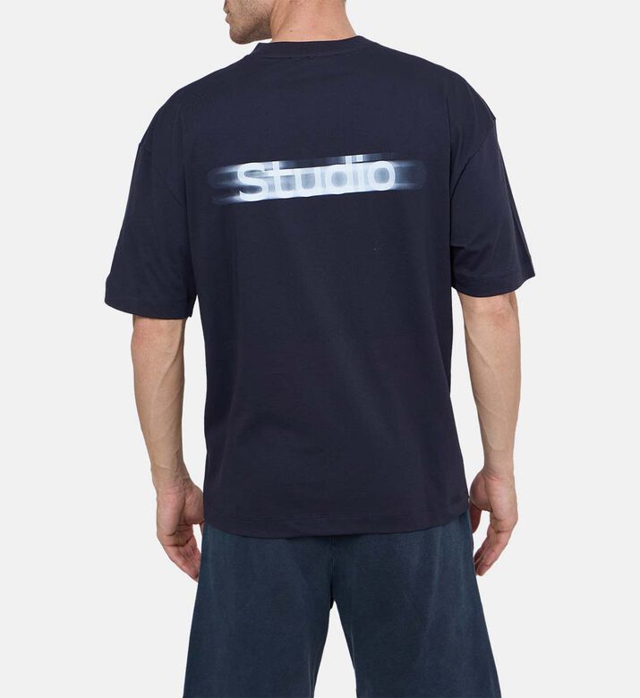 تيشيرت بطبعة شعار غير واضح