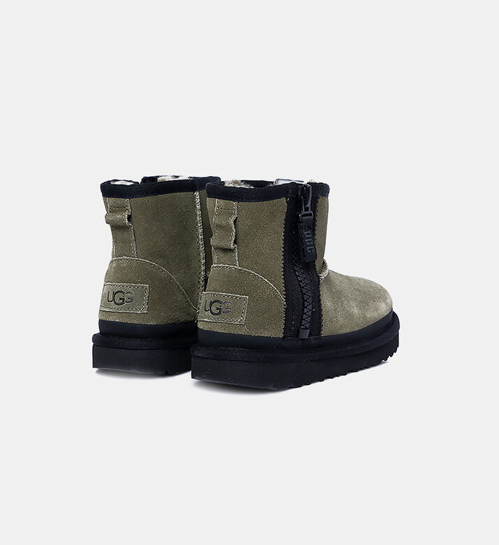 حذاء كلاسيك بشعار للأطفال الصغار