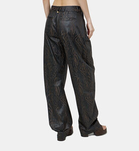 بنطال ذو طيّات بساق عريضة