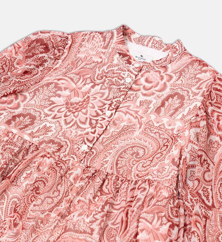 فستان طويل الأكمام بأزرار أمامية وطبعة بيزلي