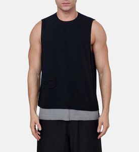 تيشيرت بدون أكمام بقصّة ضيقة وطبعة شعار