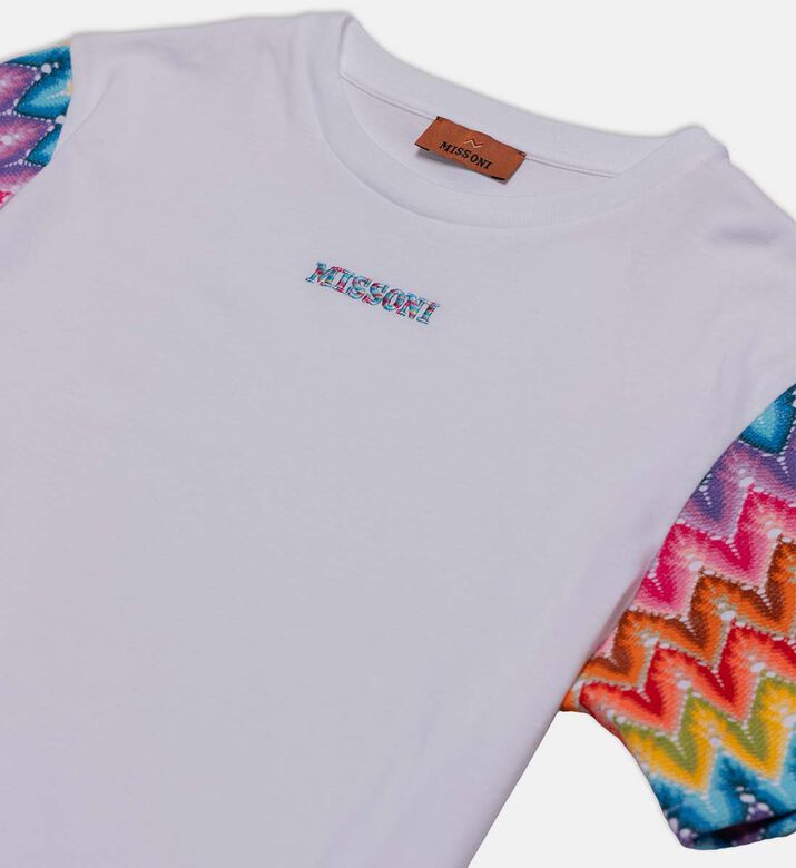 تيشيرت بأكمام بخطوط متعرجة