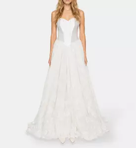 AAVVA Dress Hazar Couture, Model View