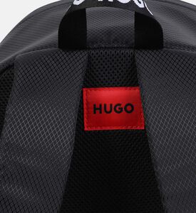 حقيبة ظهر بطبعة شعار بمقبض علوي