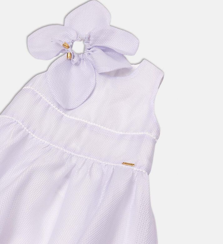 فستان بقصّة هرمية مزين بزخرفة زهرية