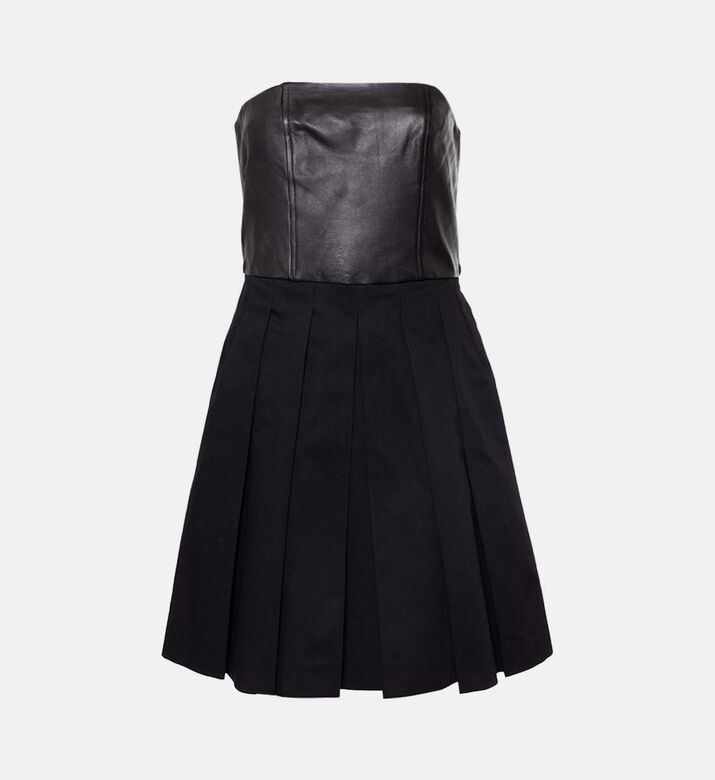 فستان بطيات بدون أكمام