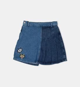 تنورة دنيم صغيرة مطرزة بطيات