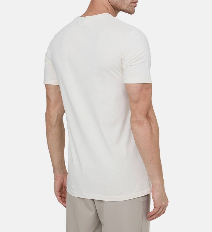 تيشيرت بشعار مطرز