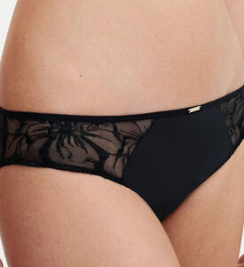 سروال داخلي مطرز بالزهور