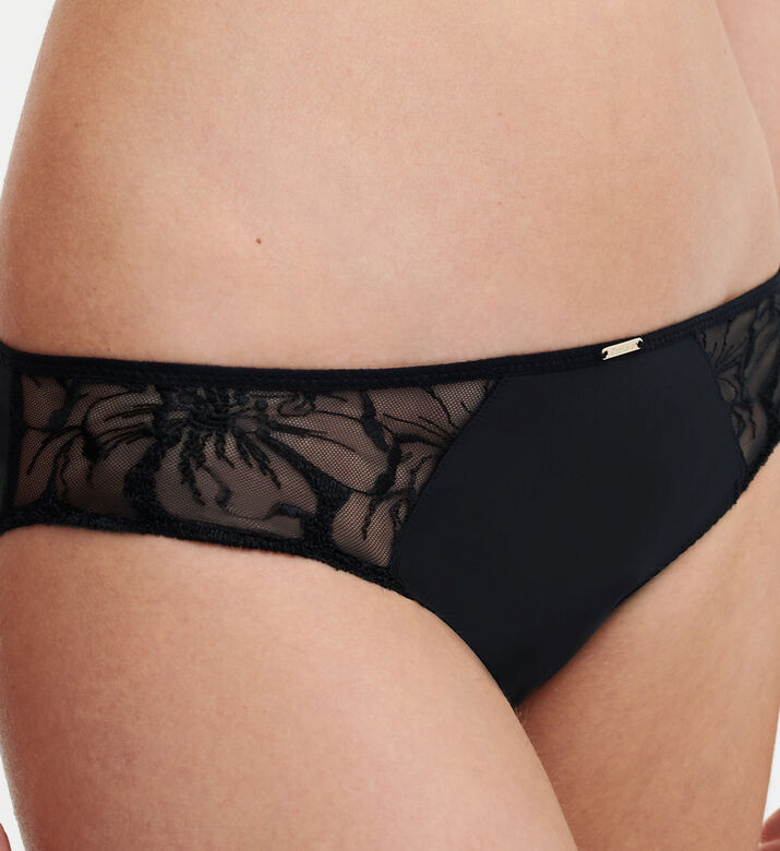 سروال داخلي مطرز بالزهور