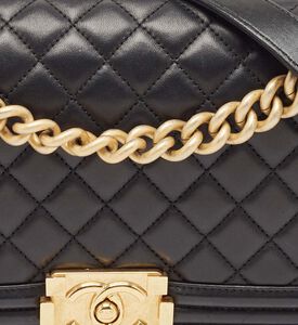 حقيبة شانيل بوي متوسطة الحجم بجلد مبطّن بغطاء قلاب مملوكة مسبقًا