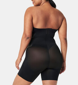 شورت بخصر عالٍ بطول منتصف الفخذ