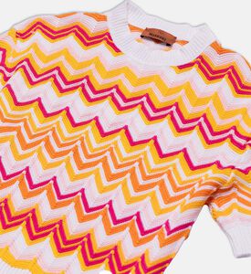 فستان محبوك شيفرون بشعار العلامة التجارية