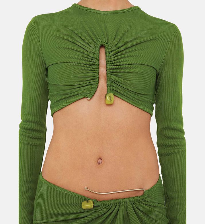 تنورة طويلة بطيات وفتحة عند الورك